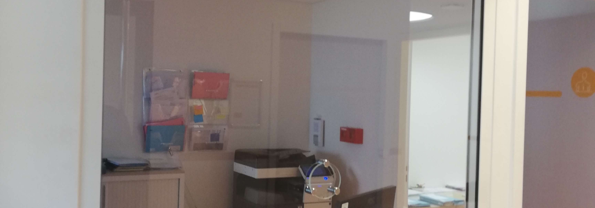 Spécialiste de vitrages et miroirs, remplacement de casse, vitrage embué, remplacement et modification de vitrine, de porte, miroir sur mesure, créances en verre laqué, négoce pour professionnels et particuliers, double vitrage, vitrage sécurit, feuilleté, dalle de sol, ...